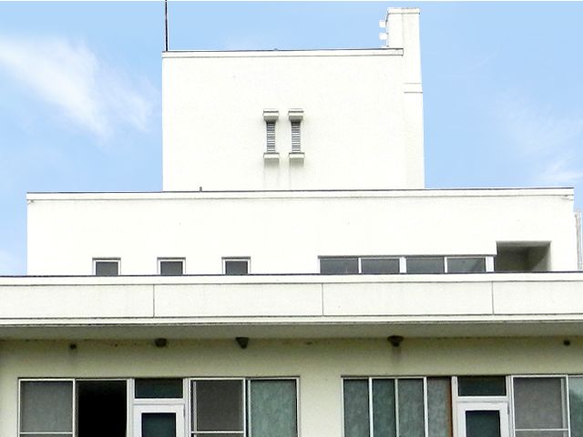 青空の建物外観 外観 空の下に佇む建物は、清潔感が漂い、心地よい環境が整っています。