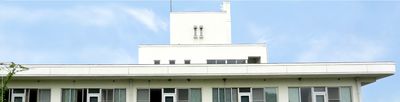 青空の建物外観