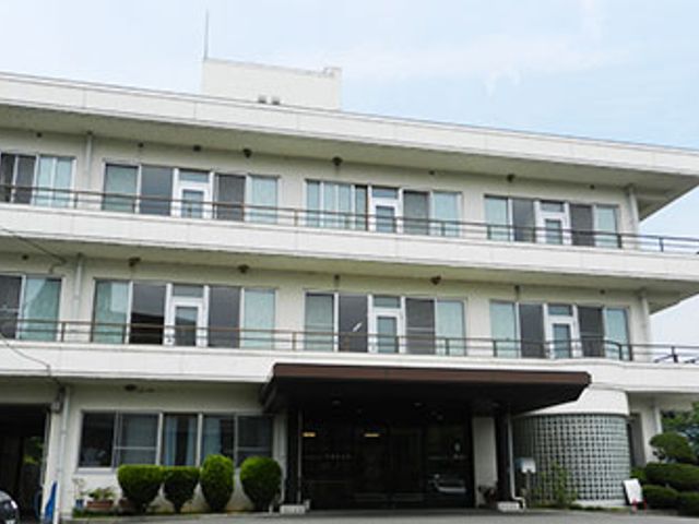 広々とした建物外観 外観 エントランスがあり、訪れる人々を温かく迎え入れます。駐車場も完備されており、便利です。