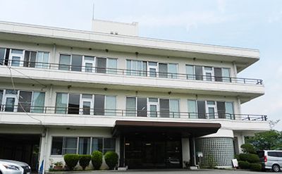 広々とした建物外観