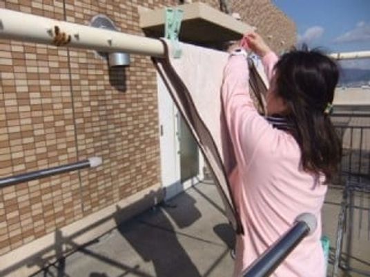 洗濯物を干す女性の姿