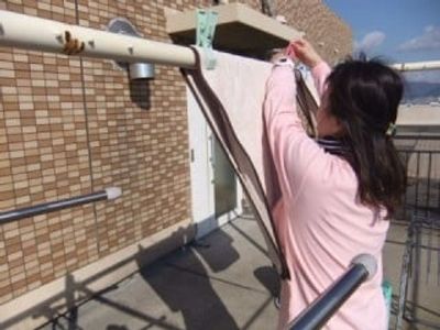 洗濯物を干す女性の姿