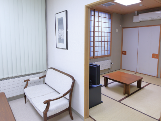 和室の居室 居室   畳敷きの和室と、ソファを置いたくつろぎやすい空間です。窓からやわらかな光が入り、落ち着いて過ごせます。