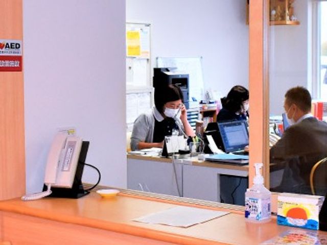 受付カウンターとスタッフのフロント フロント   明るい受付カウンターで、スタッフの方が対応しています。来訪者の案内や連絡がしやすい配置です。