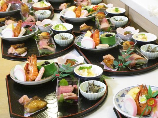 華やかな盛り付けの料理