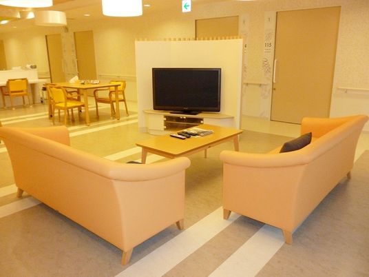 ソファとテレビのあるロビー  