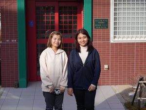 建物前に立つ2人の女性の外観  