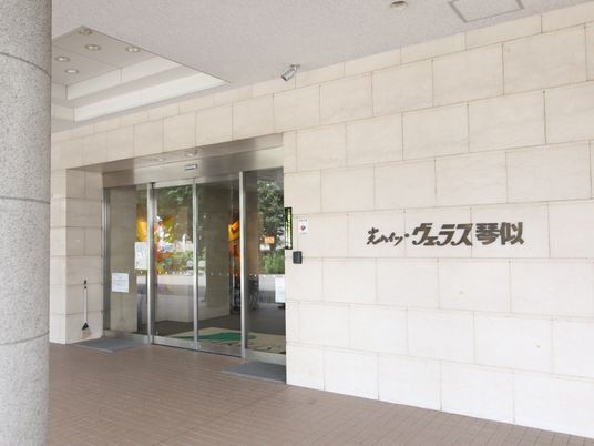 明るいエントランス正面