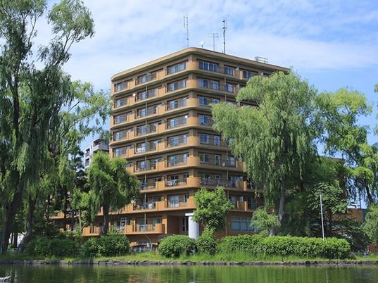 緑豊かな外観の建物
