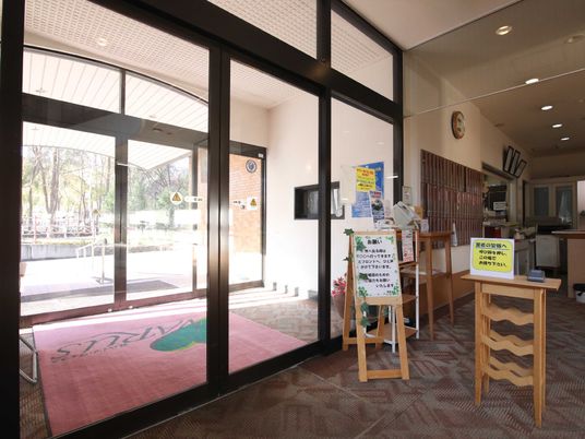 受付と掲示物のあるエントランス