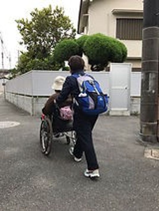 車椅子の利用者と介助者