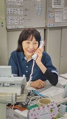 笑顔の受付スタッフ