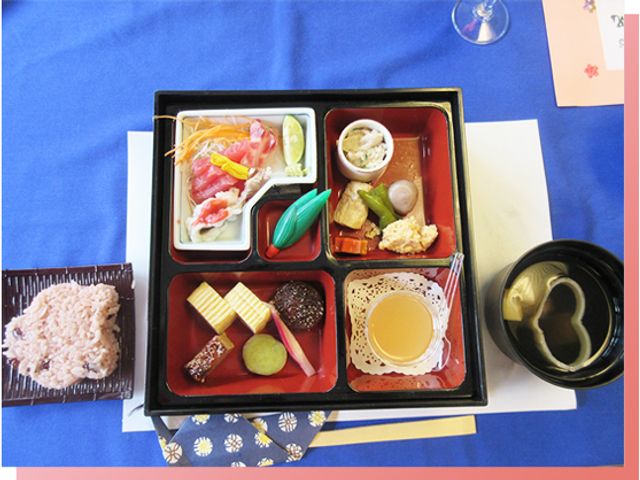 色とりどりの食事の膳 料理 彩り豊かな料理が並んでおり、食事へのこだわりを感じられます。とても美味しそうです。