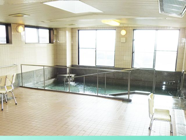 広い浴室 浴室 広々とした明るい浴室です。安全設備が整い、安心して働ける職場環境です。