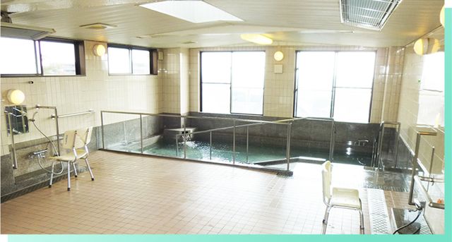 広い浴室 浴室 広々とした明るい浴室です。安全設備が整い、安心して働ける職場環境です。