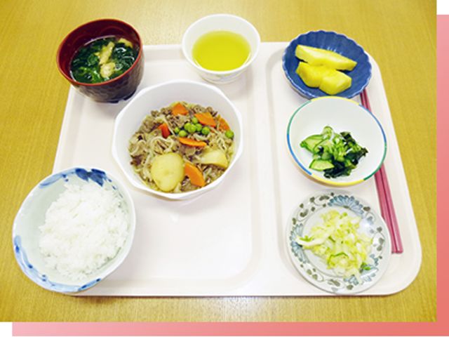 温かい食事の様子 料理 栄養バランスのとれた食事が提供されており、健康的な生活をサポートします。