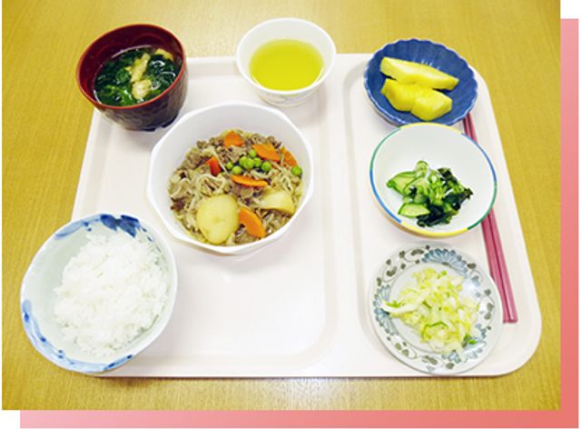 温かい食事の様子 料理 栄養バランスのとれた食事が提供されており、健康的な生活をサポートします。