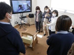 スタッフと利用者が集う多目的室  
