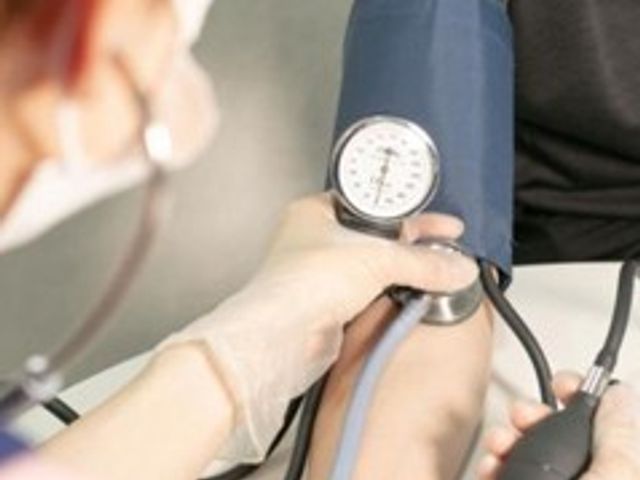 血圧測定の様子 スタッフイメージ 血圧測定を行うスタッフの様子です。丁寧なケアがうかがえます。