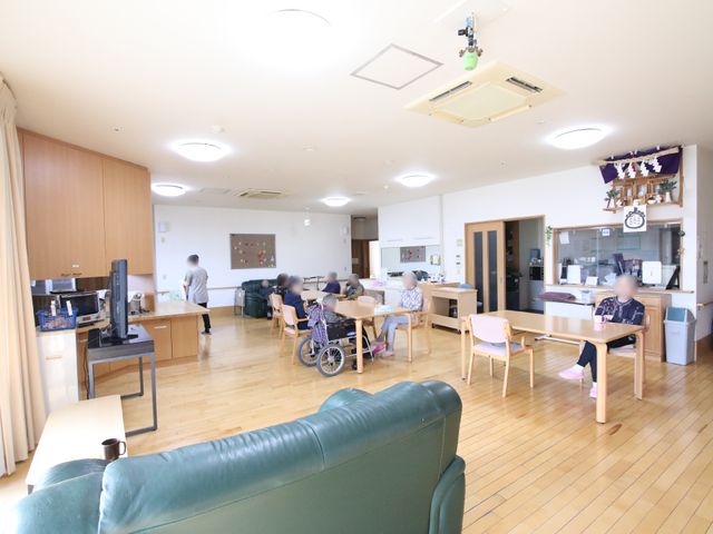 共有スペースの日常風景 共有スペース 広々とした清潔な食堂で、入居者の方々が心地よい時間を過ごされています。自由な雰囲気の中、コミュニケーションを楽しむ姿が見られます。