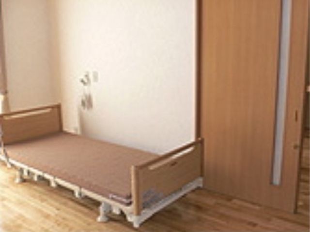 シンプルな寝室の様子 居室 広々とした落ち着いた雰囲気の寝室です。暖かみのあるデザインが、ゆったりとした時間を過ごすための環境を提供しています。