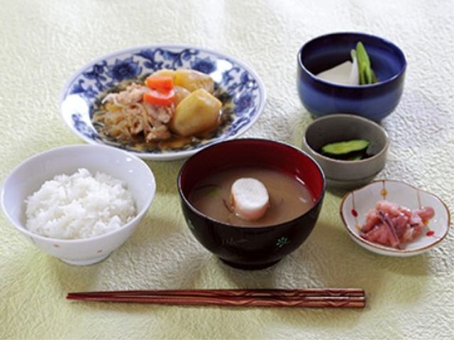 和風の健康的な食事セット お食事 栄養バランスを考えた食事は、お米や季節のおかずが並び、ご利用者の心も体も満たします。