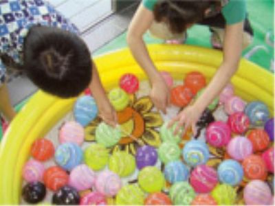 水遊びを楽しむ人々