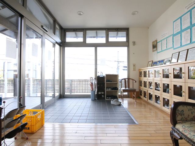 広々とした入り口のロビー 玄関 光が差し込む開放的なエントランスです。皆様のご来訪を心地よい空間でお出迎えしています。