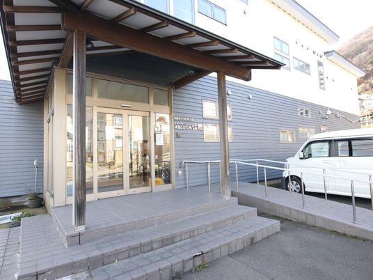 明るい正面玄関と駐車場