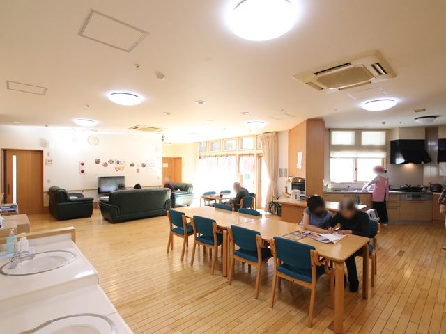 共有スペースの居心地の良さ 共有スペース ゆったりとしたソファが配置されたリビングです。利用者の皆さんが集まり、共に時間を過ごす様子が伺えます。