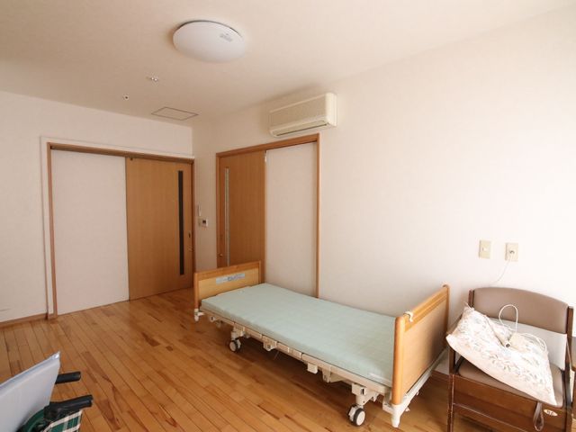 ゆったりした居室の様子 居室 十分なスペースの清潔な居室です。床の木目が温もりを感じさせ、ゆとりある環境で勤務いただけます。
