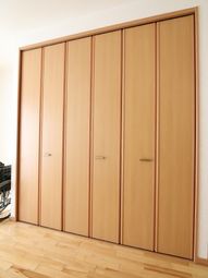 木製のシンプルなクローゼット