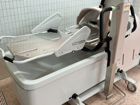 機械浴槽とリフト機器  