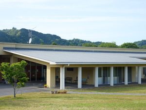 緑に囲まれた外観  