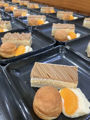 魅力的なデザートの並ぶキッチン