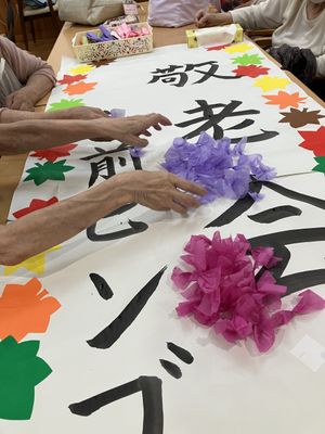 紙細工をする人々