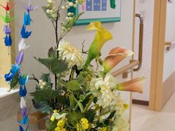 廊下の花と折り鶴飾り