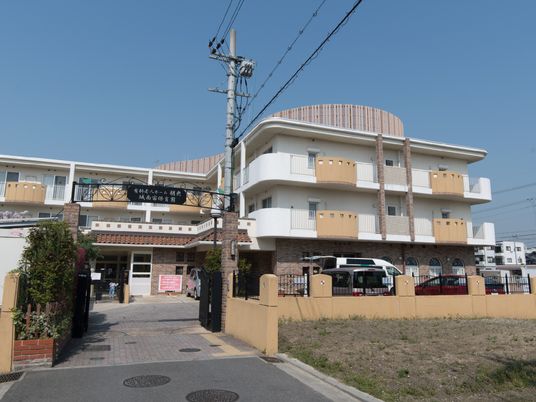 明るく開放感のある建物外観