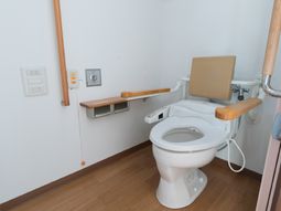 手すり付きトイレ空間
