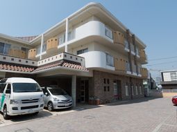 明るい外観の建物