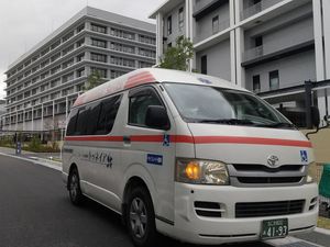 送迎車のある外観  