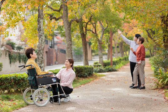 紅葉の小道での交流