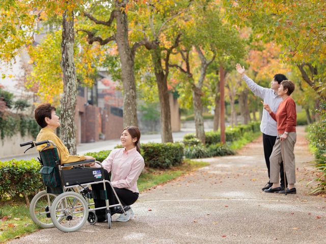 紅葉の小道での交流 充実の研修制度 質の高いサービスを提供するため、プロの介護職員としての専門知識・技術を習得できる環境が整備されています。