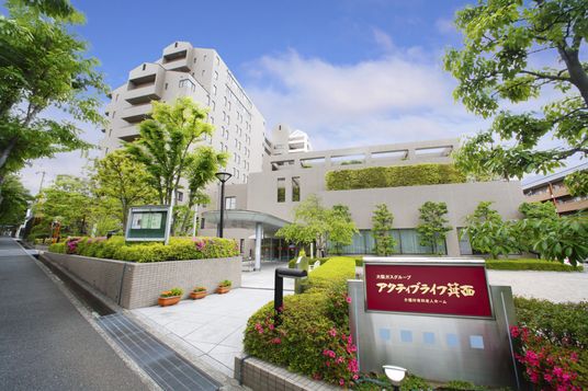 緑豊かな施設玄関