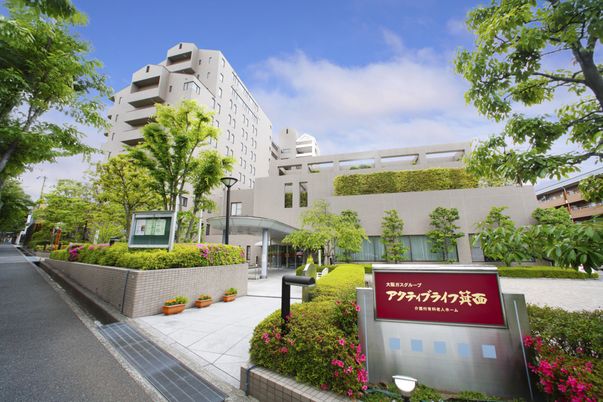 緑豊かな施設玄関