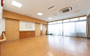 自然光が入る広い部屋