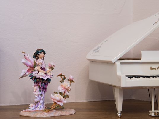 花と像のある角部屋