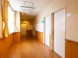 明るい廊下の一角