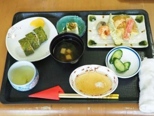 和食の丁寧な盛り付け料理