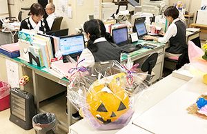 スタッフが働くデスク
